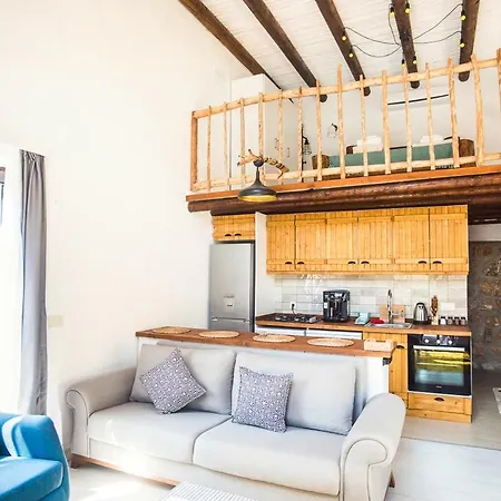 Sleeps 2 With Pool Air Con And Wifi